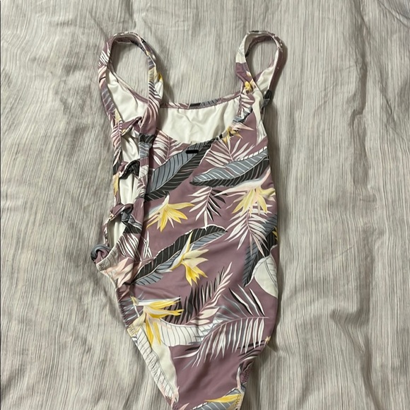 Volcom one piece size small - Picture 2 of 4
